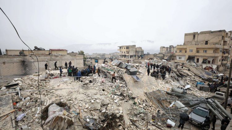 Personal de rescate trababa sobre los escombros de varios edificios en Siria. Idlib, Siria. Foto: YAHYA NEMAH/EFE/EPA.