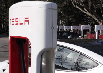 Vehículos de Tesla cargan sus baterías en una estación de EE.UU. Foto:  JOHN G. MABANGLO/EFE/EPA.