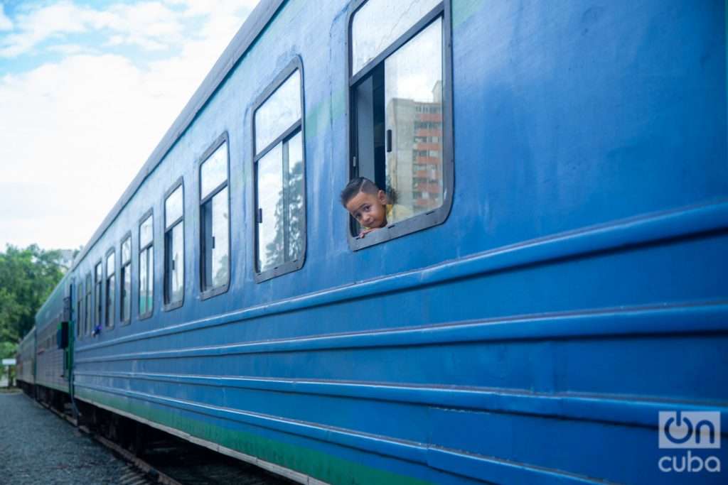 Niño saca la cabeza por ventanilla de tren en Cuba. Foto: Jorge Ricardo.