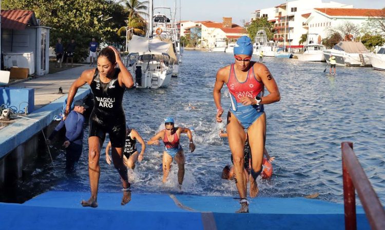 Desarrollo del VII Triatlón de La Habana 2023, el domingo 26 de febrero de 2023, Foto: Ernesto Mastrascusa / EFE.