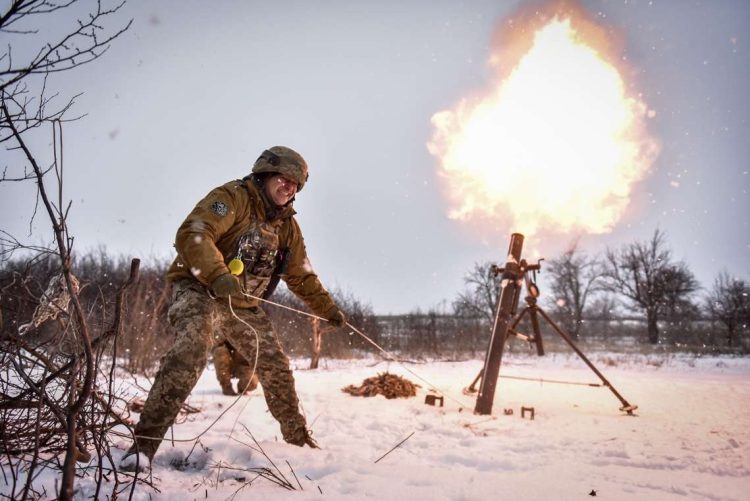 Un soldado ucraniano dispara un mortero hacia posiciones rusas, en un lugar no revelado, región de Donetsk, al este de Ucrania. Foto: Oleg Petrasyuk / EFE / Archivo.