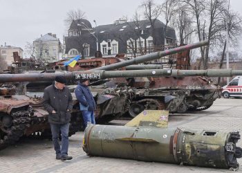 Un hombre observa restos de armamento usado en la guerra. Foto: SERGEY DOLZHENKO/EFE/EPA.