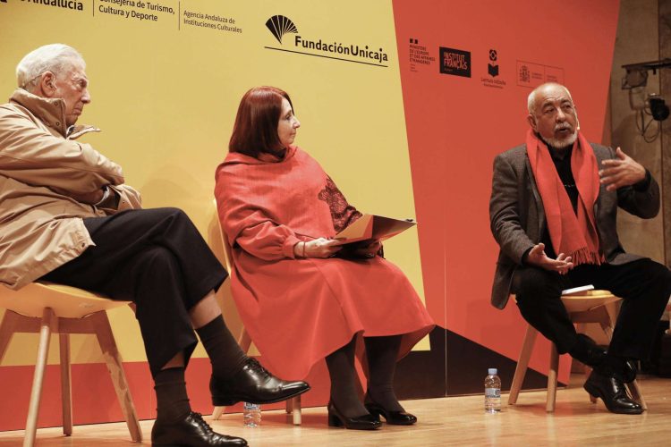 Mario Vargas Llosa, la directora de la Feria Internacional del Libro de Guadalajara (México), Marisol Schulz, y Padura durante la apertura del Festival 'Escribidores'. Foto: Jorge Zapata/Efe.