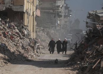 Personas caminan por una de las zonas destruídas por los terremotos de inicios de mes en Hatay. Foto: ERDEM SAHIN/ EFE/EPA.