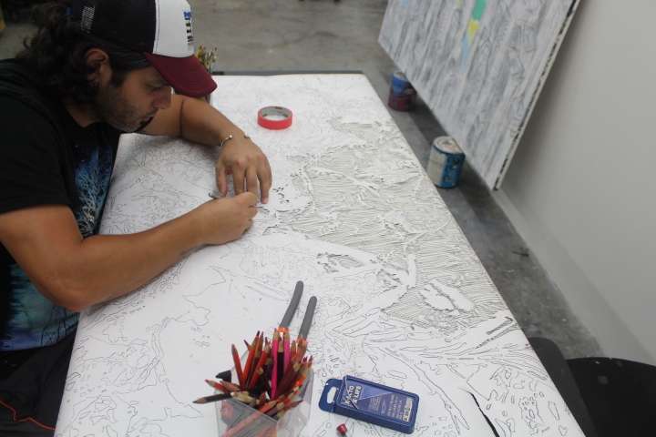 El artista en su taller. Miami, 2022. Foto: Yadira Quiñones.
