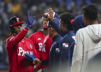 Jugadores de Panamá celebran su primera victoria en Clásicos Mundiales. Foto: Ritchie B. Tongo/EFE.