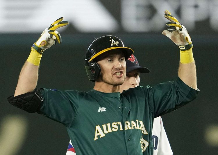 Logan Wade celebra después de conseguir un doble de dos carreras en la victoria de Australia sobre República Checa en el V Clásico Mundial de Béisbol. Foto: Kimimasa Mayama/EFE.