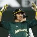 Logan Wade celebra después de conseguir un doble de dos carreras en la victoria de Australia sobre República Checa en el V Clásico Mundial de Béisbol. Foto: Kimimasa Mayama/EFE.