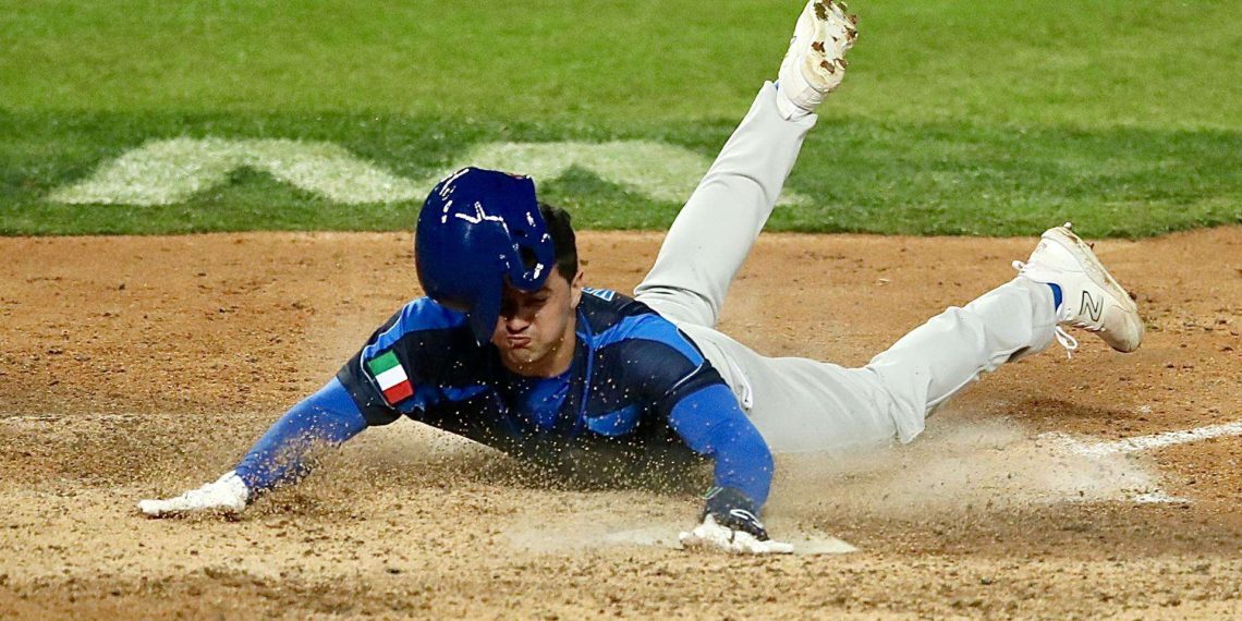 John Valente anota una de las carreras de Italia en el duelo contra Cuba en el Clásico Mundial de Béisbol. Foto: Ritchie B. Tongo.