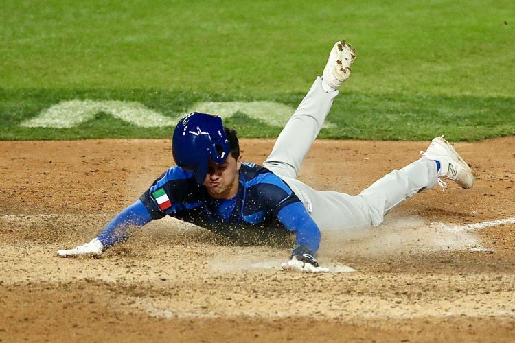 John Valente anota una de las carreras de Italia en el duelo contra Cuba en el Clásico Mundial de Béisbol. Foto: Ritchie B. Tongo.