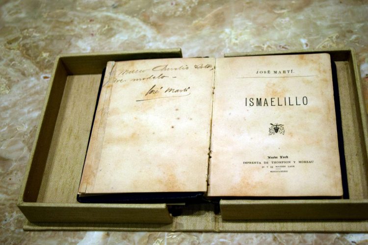 Un ejemplar del "Ismaelillo" firmado por su autor, José Martí, en la sede de la Colección del Patrimonio Cubano en Miami. Foto: Jorge I. Pérez/Efe.