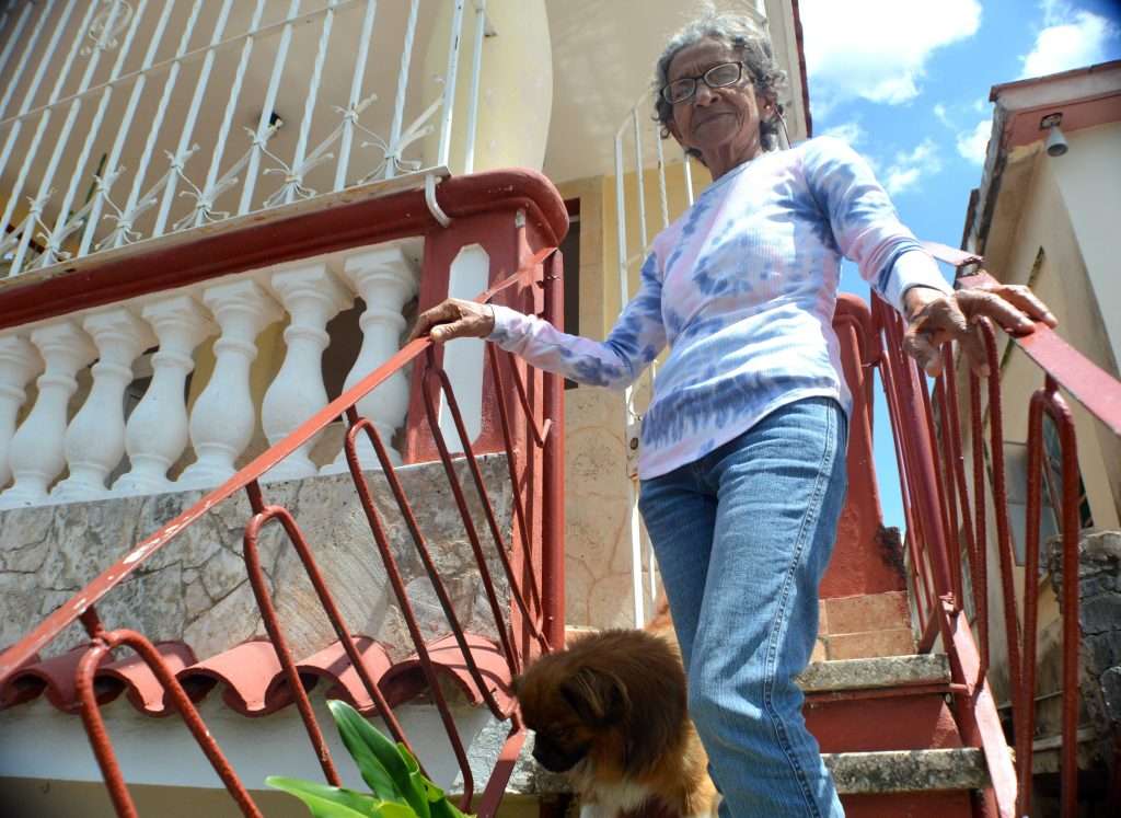 Con su perro de nombre cinematográfico: Simba. Foto: Angel Marqués Dolz.