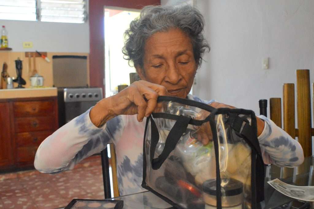 Con parte de su kit de maquillaje. Foto: Angel Marqués Dolz.