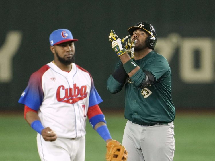 Darryl George (D) celebra en el segundo inning frente a Cuba. Foto: EFE/EPA/Kimimasa Mayama.