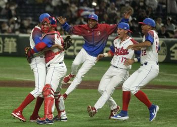 Los cubanos celebran la victoria sobre Australia en el Tokyo Dome, 15 de marzo de 2023. Foto: EFE/EPA/Kimimasa Mayama.