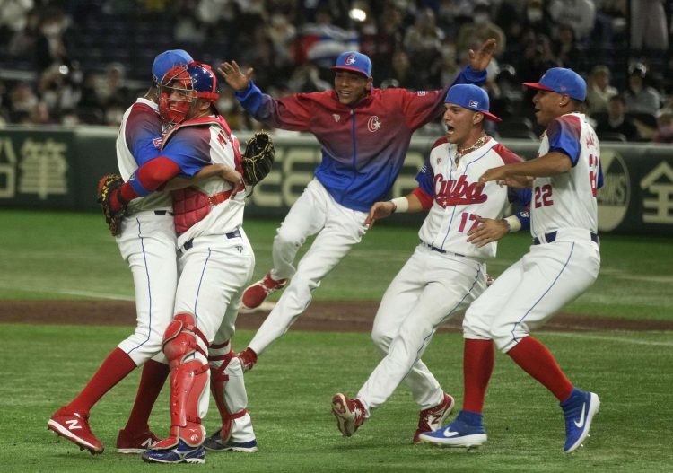 Los cubanos celebran la victoria sobre Australia en el Tokyo Dome, 15 de marzo de 2023. Foto: EFE/EPA/Kimimasa Mayama.