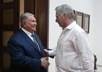 Sechin se reunió antes con Ricardo Cabrisas para abordar especialmente temas del sector energético. Foto: Presidencia de Cuba/Twitter.