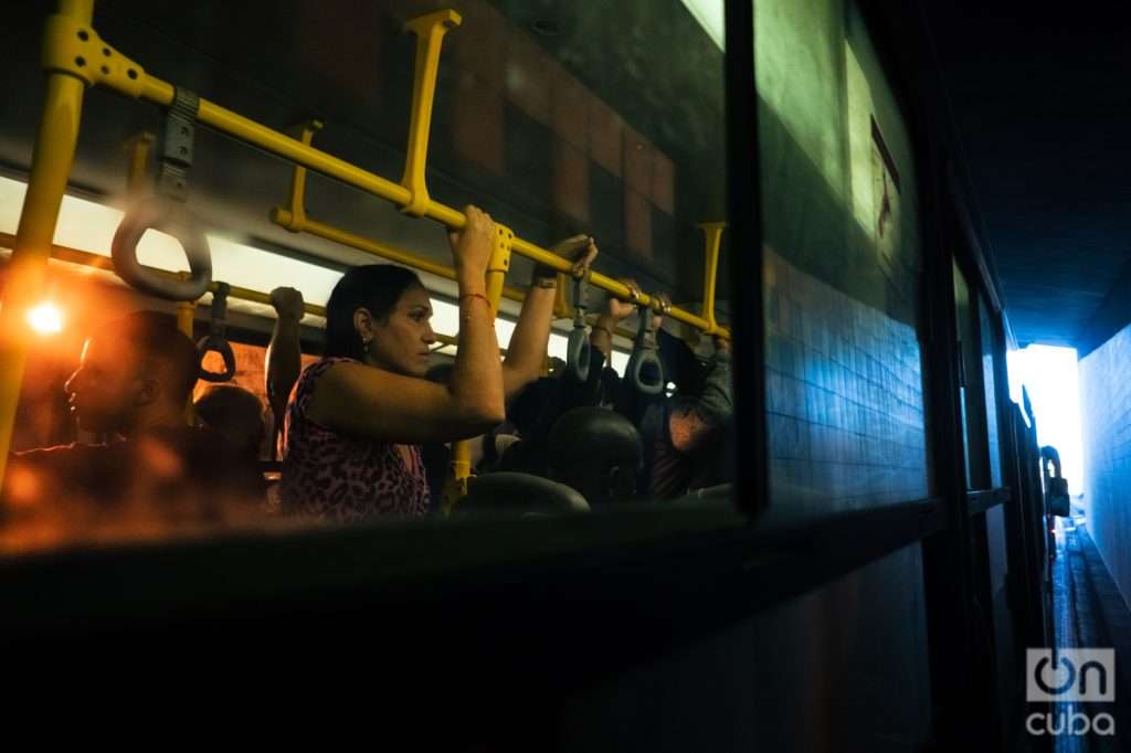 P11 atraviesa el túnel de la bahía. Foto: Jorge Ricardo.