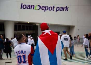 Cubanos en la entrada del IoanDepot Park, en Miami, en la víspera de la semifinal entre Cuba y Estados Unidos durante el Clásico de Béisbol. Foto: Irene Pérez.