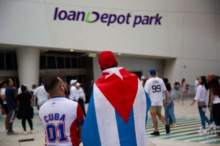 Cubanos en la entrada del IoanDepot Park, en Miami, en la víspera de la semifinal entre Cuba y Estados Unidos durante el Clásico de Béisbol. Foto: Irene Pérez.