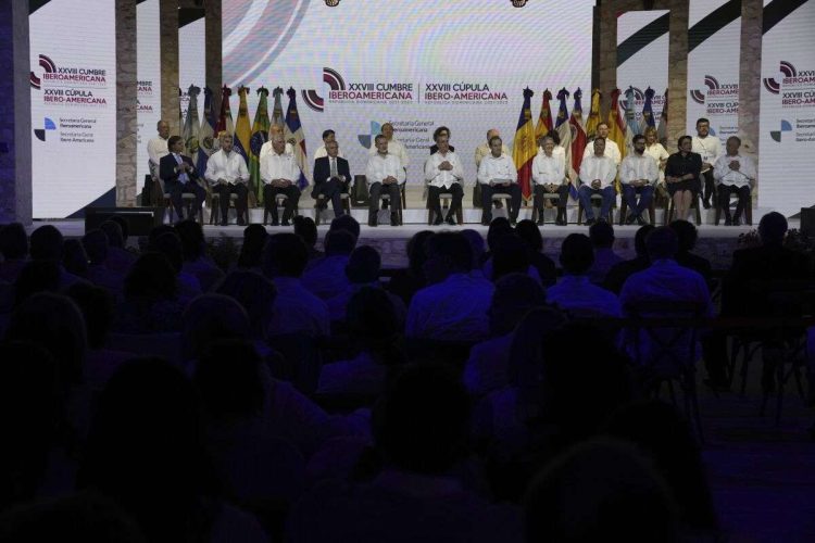 Presidentes, jefes de gobierno y representantes participan en la inauguración de la Cumbre Iberoamericana de Santo Domingo el viernes 24 de marzo de 2023. Foto AP.
