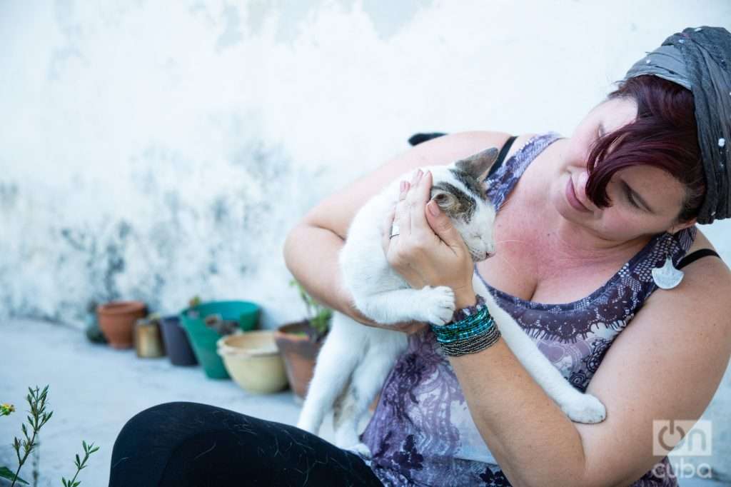 Con su gato. Foto: Jorge Ricardo.