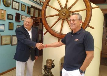 El Comodoro José Miguel Díaz Escrich y Ken Denison. Foto: Club Náutico Internacional Hemingway/Facebook.