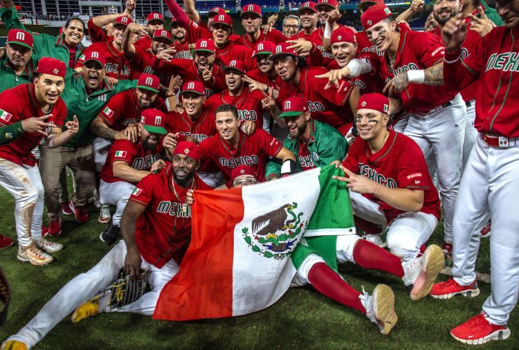 Jugadores mexicanos celebran después de derrotar a Puerto Rico en los cuartos de final del Clásico Mundial de Béisbol. Foto: Cristóbal Herrera-Ulashkevich/EFE.