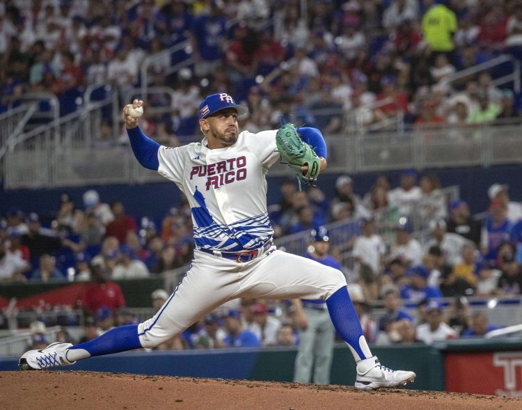 El lanzador puertorriqueño José de Leon tuvo una de las actuaciones más dominantes en la historia de los Clásicos Mundiales.  Foto: Cristóbal Herrera-Ulashkevich/EFE.