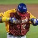 Salvador Perez celebra tras conectar un jonrón para Venezuela en el V Clásico Mundial. Foto: Cristóbal Herrera-Ulashkevich/EFE.