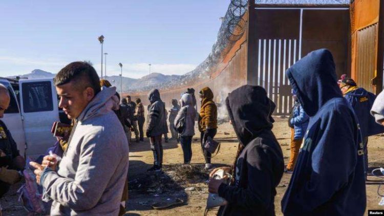 Migrantes de Nicaragua y Ecuador esperando para ser procesados ​​por la Patrulla Fronteriza de Estados Unidos en El Paso, Texas, 4 de enero de 2023. Foto :Paul Ratje/Reuters.