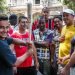 Aficionados en el Parque Central, de La Habana, sede de los más acalorados debates beisboleros: la famosa Esquina caliente. Foto: Kaloian.