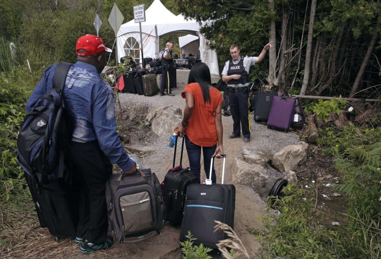 Emigrantes procedentes de EE.UU. tratando de entrar a Canadá por Roxham Road. Foto: CVT News Montreal.