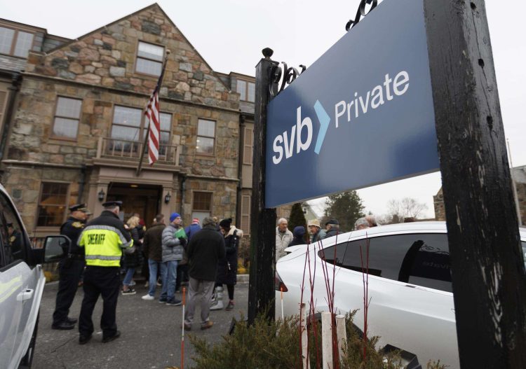 Clientes y policías ante una sucursal del Silicon Valley Bank en Wellesley, Massachusetts, EE. UU. Foto: CJ GUNTHER/ EFE/EPA.