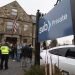 Clientes y policías ante una sucursal del Silicon Valley Bank en Wellesley, Massachusetts, EE. UU. Foto: CJ GUNTHER/ EFE/EPA.