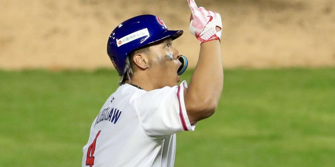 Kungkuan Giljegiljaw celebra tras conectar un jonrón contra Italia en un partido del V Clásico Mundial de Béisbol en Taichung. Foto: Ritchie B. Tongo/EFE.