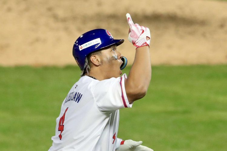 Kungkuan Giljegiljaw celebra tras conectar un jonrón contra Italia en un partido del V Clásico Mundial de Béisbol en Taichung. Foto: Ritchie B. Tongo/EFE.