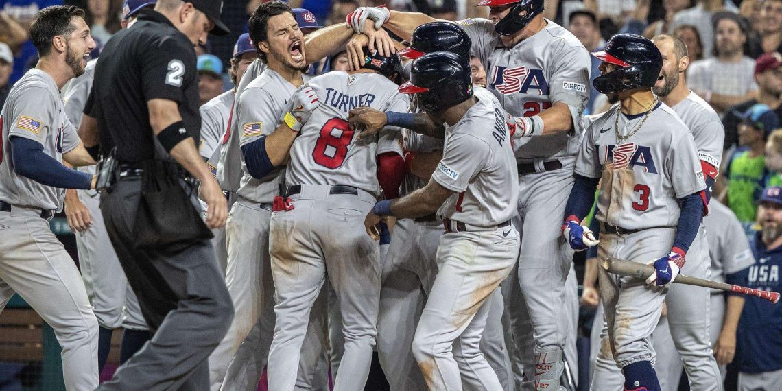 Jugadores de Estados Unidos celebran un jonrón con bases llenas de Trea Turner en el duelo de cuartos de final del Clásico Mundial de Béisbol contra Venezuela, en Miami. Foto: Cristóbal Herrera-Ulashkevich/EFE.