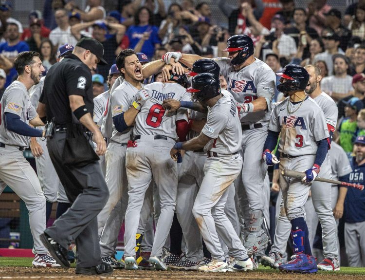 Jugadores de Estados Unidos celebran un jonrón con bases llenas de Trea Turner en el duelo de cuartos de final del Clásico Mundial de Béisbol contra Venezuela, en Miami. Foto: Cristóbal Herrera-Ulashkevich/EFE.