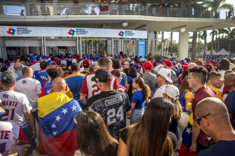 Los boletos para los últimos cuatro duelos del Clásico Mundial ya se han agotado. Foto: Cristóbal Herrera-Ulashkevich/EFE.