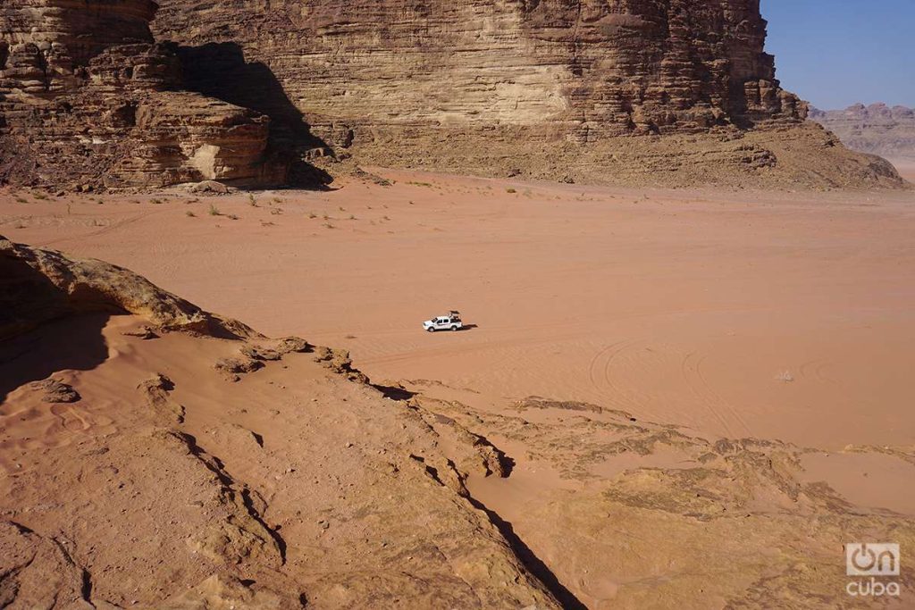 Ofertan recorridos por el desierto en sus camionetas. Foto: Alejandro Ernesto.