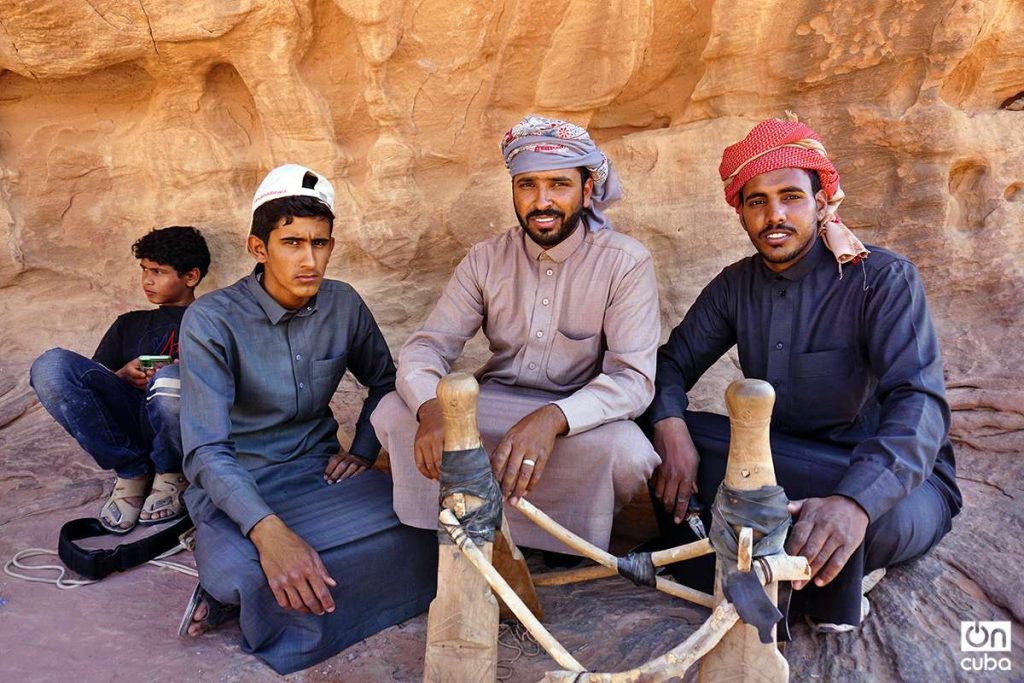 Beduinos posan mientras construyen de manera artesanal una silla para viajar en camello. Foto: Alejandro Ernesto.
