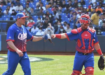 El derecho agramontino Yariel Rodríguez (izquierda) realizó una gran apertura para Cuba, pero el relevo no pudo hacer el trabajo frente a Países Bajos. Foto: Yuhki Ohboshi.