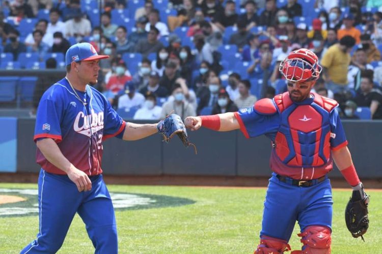 El derecho agramontino Yariel Rodríguez (izquierda) realizó una gran apertura para Cuba, pero el relevo no pudo hacer el trabajo frente a Países Bajos. Foto: Yuhki Ohboshi.