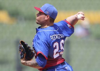 Yariel Rodriguez durante el primer juego del Clásico, frente a Países Bajos. Foto: EFE/EPA/RITCHIE B. TONGO.