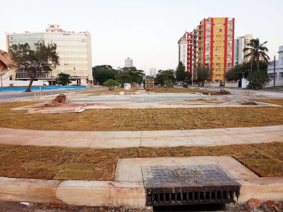 Reconstrucción de jardineras de la Avenida de los Presidentes en abril de 2021, después de la controversia por los adocretos. Foto: JC Petrirena.