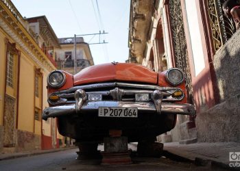 Almendrones en La Habana. Foto: Alejandro Ernesto.