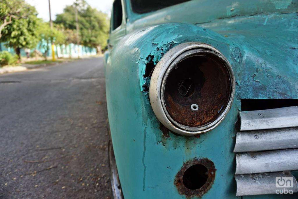 A la intemperia, el estado de estos autos se deteriora día a día. Foto: Alejandro Ernesto.