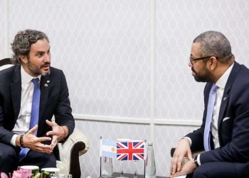 Cafiero y  el Secretario de Estado para las Relaciones Exteriores del Reino Unido, James Cleverly. Foto: @SantiagoCafiero