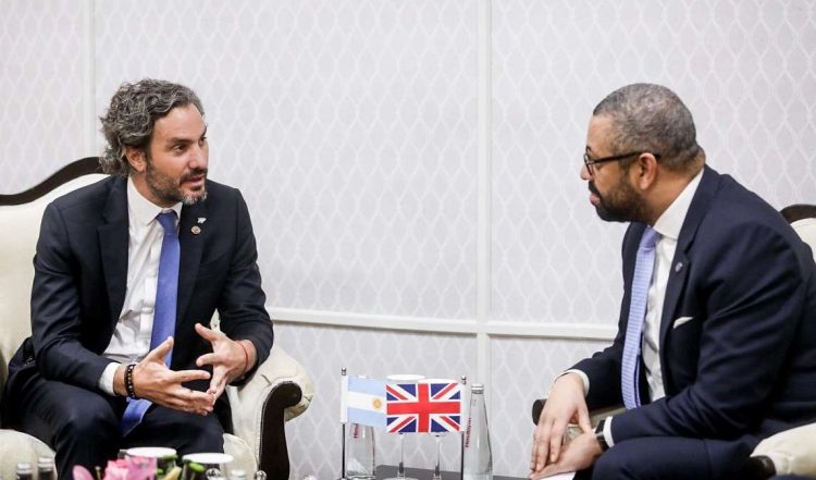 Cafiero y  el Secretario de Estado para las Relaciones Exteriores del Reino Unido, James Cleverly. Foto: @SantiagoCafiero